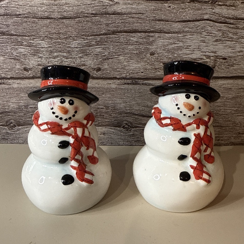 Snowman salt & pepper shakers with red & white Christmas scarfs, Black tophats